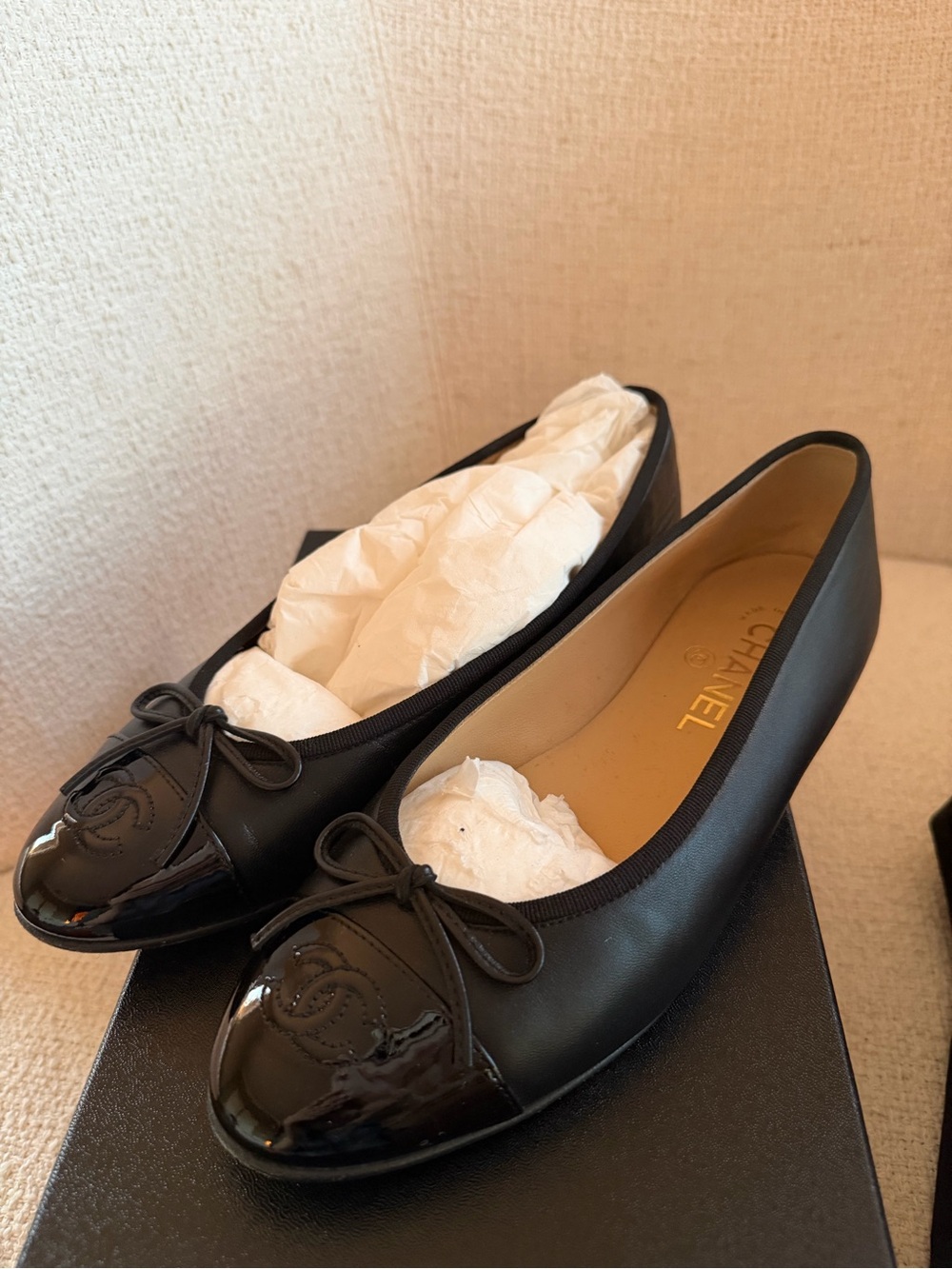 CHANEL Black Leather Ballet Flats with Patent Cap Toe